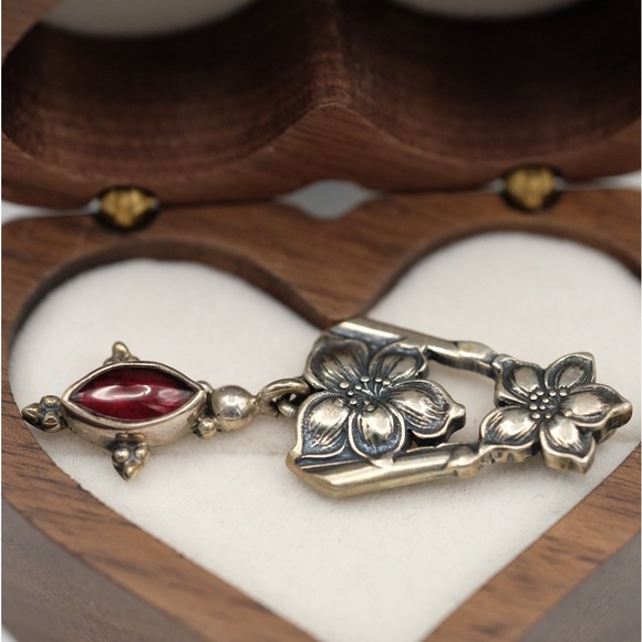 Delicate Vintage Pendant with Garnet Gorgeous Bit of wearable Light 💫 - Picture 13 of 16